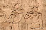 Alívio da fachada, Khnum Osiris e outro deus, Esna Temple, Egipto.