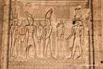 Deuses, deusas e faraó de mãos dadas, fachada, Esna Temple, Egipto.