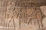 Oferecendo o Faraó Foster, chefe da fertilidade do Egito, o Templo de Khnum, Esna, Egipto.