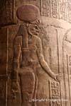 Cabeça de leão Deus encimada pelo círculo solar, gravado em uma coluna, Templo de Khnum, Esna, Egipto.