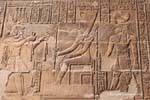 Oferecendo panos Neith pelo rei, relevo, Esna Temple, Egipto.
