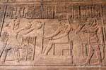 Presentes a Deus, escultura de parede, Templo de Khnum, Esna, Egipto.