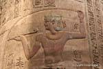 Templo de Khnum, coluna de baixo-relevo, cores originais preservadas, Esna, Egipto.