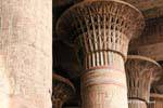 Pilares decorados de lótus e palmeiras, Esna Temple, Egipto.