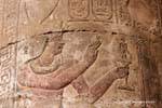 Faraó cores fazer uma oferenda para o cano de uma coluna Esna Temple, Egipto.