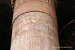 Hieróglifos coloridos em uma coluna do templo policromada Khnum, Esna, Egipto.
