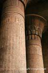 Colunas com inscrições que descrevem as cerimônias que acontecem dentro do templo de Khnum, Esna, Egipto.