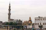 O minarete inclinando-se, na sequência de um terremoto, Esna, Egipto.