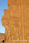 Fragmento de baixo-relevo em uma parede quebrada, figuras de Hórus e Sobek Templo de Kom Ombo, Egipto.