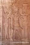 Coronation por duas deusas nuas aparecem Alto e Baixo Egipto, templo de Kom Ombo, Egipto.