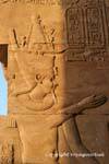 Faraó Ptolomeu VI com Nemes e barba falsa, templo de Kom Ombo, Egipto.