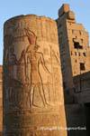 Horus e TasetNofret, cor baixos-relevos em um templo coluna truncado de Kom Ombo, Egipto.