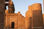 Porta entre as partes do casal templo dedicado ao deus Sobek e Haroeris, Templo de Kom Ombo, Egipto.