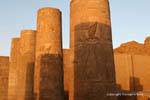 Colunas policromos do pilão da entrada, por do sol, luz templo de Kom Ombo, Egipto.