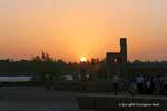 Por do sol atrás das ruínas de Mammisi, templo de Kom Ombo, Egipto.