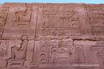 Instrumentos cirúrgicos, Isis e Néftis parto, dentro da parede, templo de Kom Ombo, Egipto.
