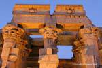 Salão Pillared, exterior vista, templo de Kom Ombo, Egipto.