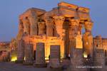Iluminação noturna do Templo de Kom Ombo, Egipto.
