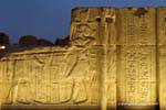 Detalhe de baixo-relevo, iluminação noturna, templo de Kom Ombo, Egipto.