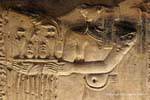 Templo de Kom Ombo, fragmento admirável de uma deusa com uma bandeja, Egipto.