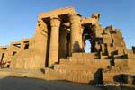 Frescos e colunas de um lado, o templo de Kom Ombo, Egipto.
