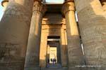 Colunas de papiro dos deuxière Hypostyle Hall, Templo de Kom Ombo, Egipto.