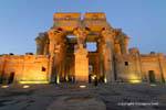 Fachada do templo de Kom Ombo, iluminação noturna, Egipto.