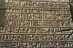 O livro sagrado com páginas coberto de hieróglifos, templo de Kom Ombo, Egipto.