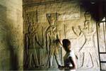 Haroeris e filho Khonsu, trazendo a coroa Atef, templo de Kom Ombo, Egipto.
