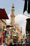 Minarete e cúpula da Mesquita Khan el-Khalili, vista do souk, Cairo, Egipto.