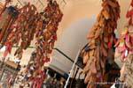 Chinelos suspenso Bazaar, Cairo, Egipto.
