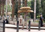 Pão titular na cabeça, Cairo, Egipto.