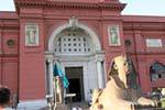 Sphynx em frente à entrada do Museu, Cairo, Egipto.