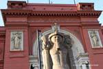Estátua do faraó entrada para o museu arqueológico, Cairo, Egipto.