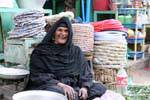 Laugh comerciante localmente vestir, Luxor, Egipto.