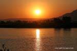 Pôr do sol no Nilo em frente ao Vale dos Reis, Luxor, Egipto.