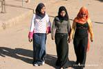 Meninas que andam em Luxor, Egipto.