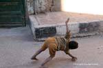 Acrobat novos na rua, Luxor, Egipto.