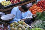 Lendo o mercado de jornais em Luxor, Egipto.