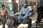 Haroun el Poussah em seu carrinho, Luxor, Egipto.
