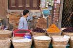 Cestos cheios para o mercado de Luxor, Egipto.