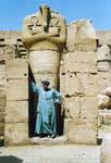 Estátua e decapitado o Faraó mantém bigode, templo de Karnak, Egipto.
