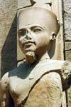 Estátua de Amun em face de Tutankhamun, templo de Karnak, Egipto.