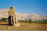 Um dos Colossi de Memnon, Egipto.