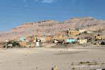 Aldeia Qurna a ser arrasada porque ele é colocado sobre os túmulos dos nobres do Império Novo, Egipto.
