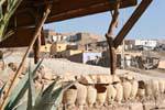 Caminho forrado com cerâmica quebrada, Qurna, Egipto.