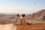 Meditação antes da paisagem e os restos do templo de Mentuhotep II, Deir el-Bahari, Egipto.