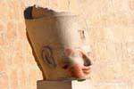 Cabeça Colossus fora em um pedestal, Templo de Hatshepsut, Egipto.