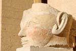 Cabeça quebrada no perfil, a escultura do templo de Hatshepsut, Egipto.