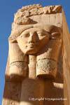 Ouvidos Hathor representação de vaca sobre uma coluna de pregas, Templo de Hatshepsut, Egipto.